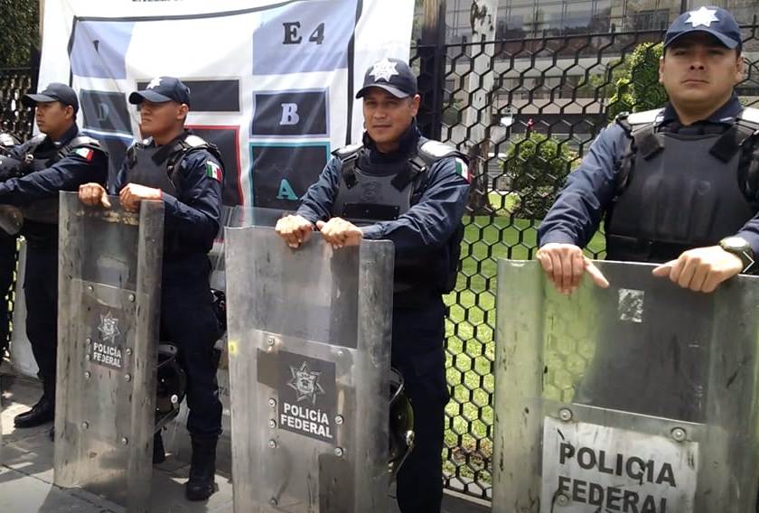 Oficiales de la Policía Federal resguardan las inmediaciones de la Cámara de Diputados. (Fernando Damián)