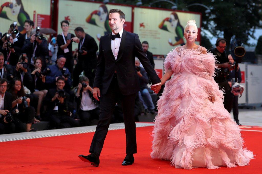 La pareja llegó a la alfombra roja del festival tomados de la mano (Reuters).