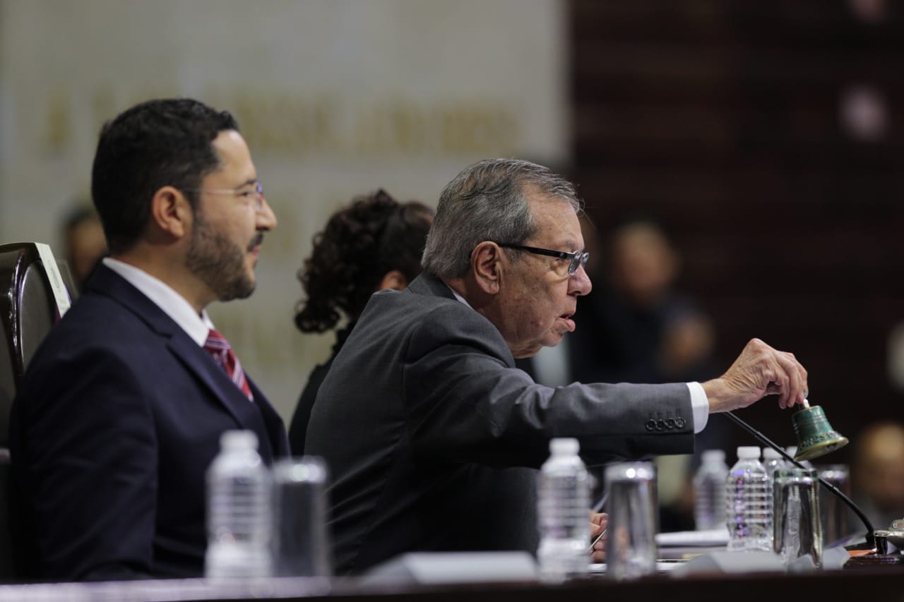 Tras recibir el último Informe de Gobierno del Presidente, Porfirio Muñoz Ledo, presidente de la Cámara de Diputados, agradeció al secretario de Gobernación y le entregó la constancia de recibimiento. Muñoz Ledo dijo que la ausencia de Enrique Peña Nieto "nos coloca en una situación diferente a todos los regímenes políticos del mundo, pero es su mandato que corresponde al poder constituyente permanente, a todos nosotros, corregirlo". Adelantó que asistirá a la celebración de las Fiestas Patrias que encabece el Presidente y a su último Informe de Gobierno. "Me permito enviar a nombre de mis compañeros, a través de usted, un saludo al Presidente de la República, dígale por favor, si así lo tiene a bien, que nosotros si pensamos acudir a la celebraciones patrias y a su informe de gobierno; que no queremos interrumpir ni por un instante la secuencia histórica y constitucional de la República", puntualizó.