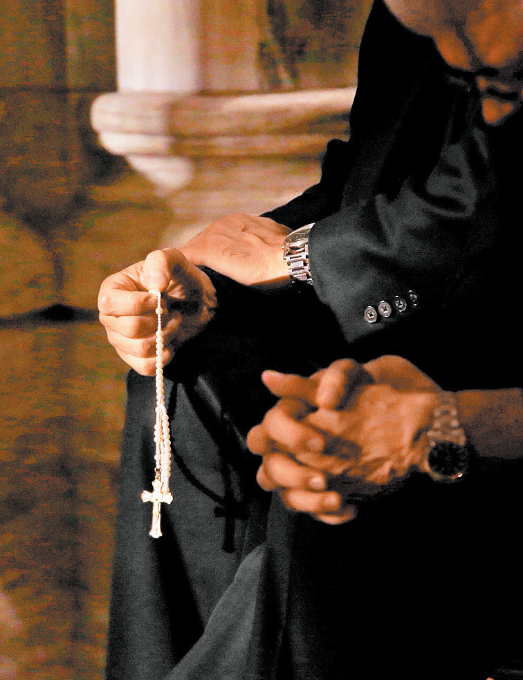 Religiosos australianos en oración. (Mary Altaffer/AP)