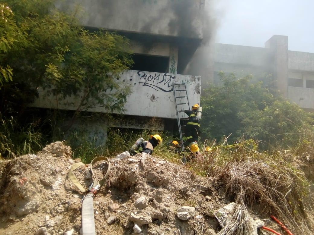 Bomberos sofocan las llamas en el ex Hospital Civil de Madero.
