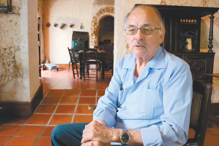 Carlos González imparte el taller Pequeños Historiadores.