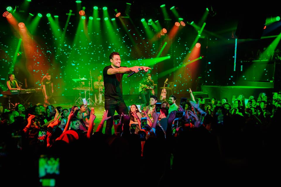 Carlos Rivera el cantante logró juntar a cientos de fans en Reforma 222 ayer y no se fue hasta que el último tuviera una firma y foto del cantante (Fa