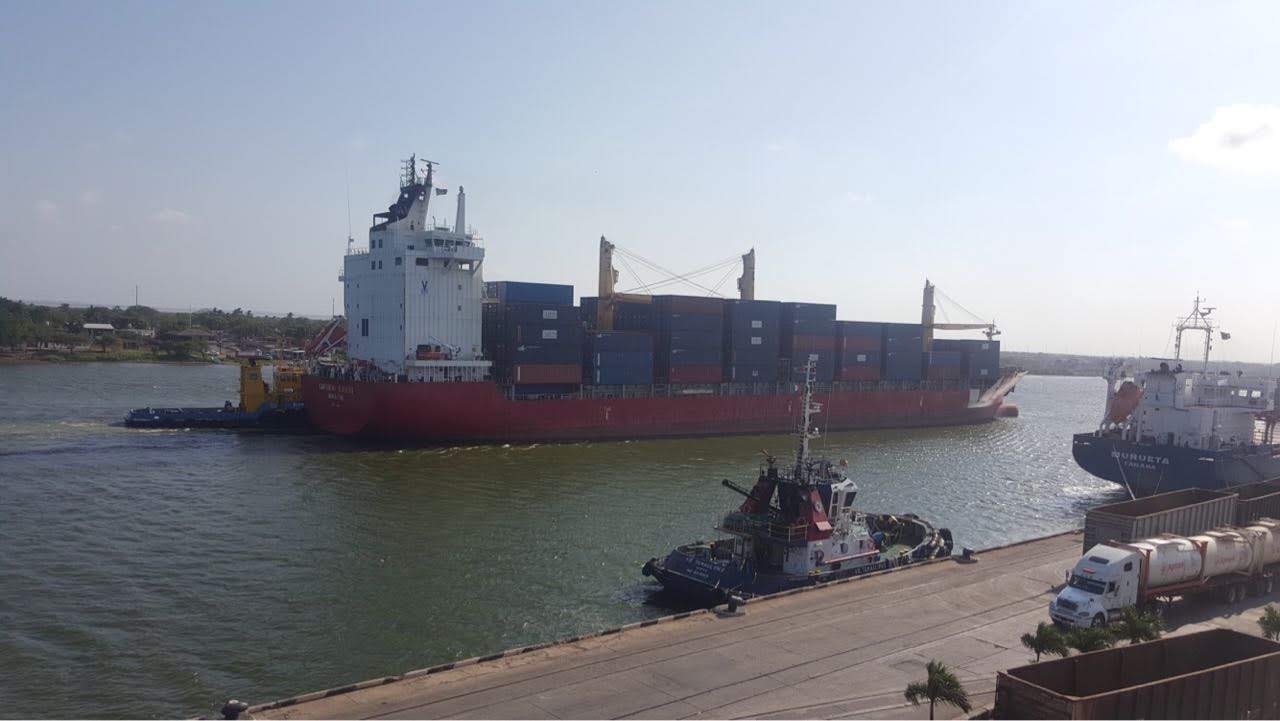 Embarcaciones arriban a puerto de Tampico.
