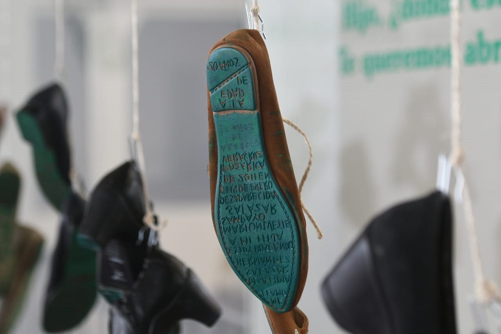 La exposición está compuesta por 40 pares de zapatos. (Jorge López)