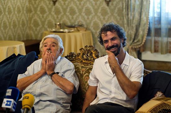 José Mujica junto al director uruguayo Álvaro Brechner en Venecia. (Foto: EFE)