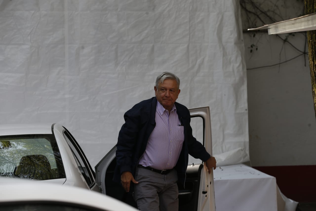 López Obrador llega a la casa de transición para reunirse con el gabinete de Energía/Héctor Téllez.