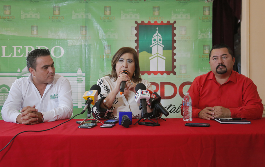 La alcaldesa de Lerdo anunció oficialmente el programa de descuentos en una rueda de prensa. (Saúl González)