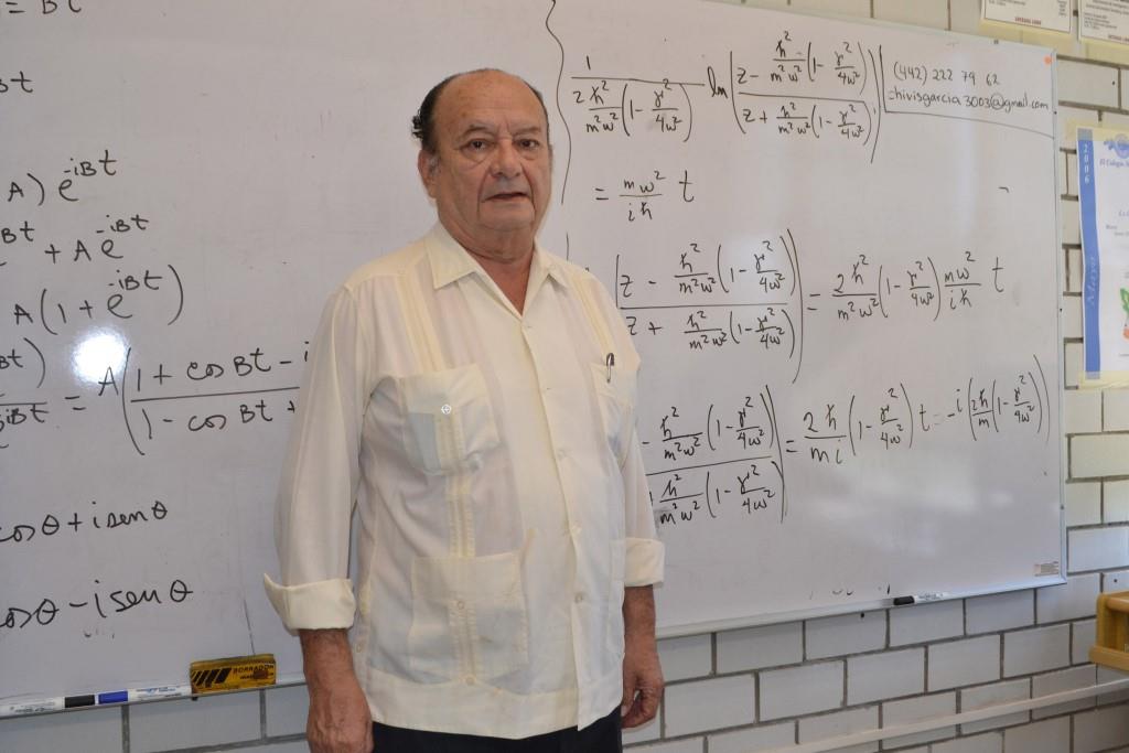 Alejandro Palma Almendra, académico del Instituto de Física de la UAP (IFUAP) (Especial)