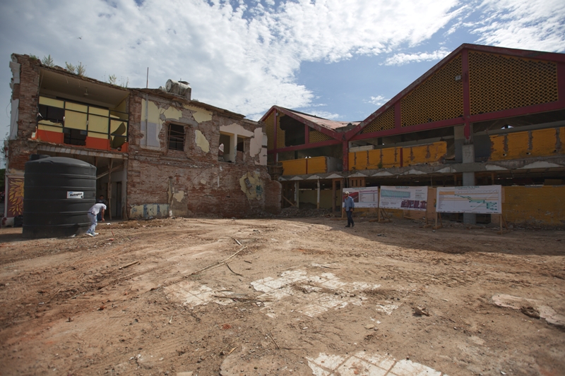 A cuatro días del primer aniversario del sismo de magnitud 8.2 que sacudió a Oaxaca, la reconstrucción del mercado 5 de Septiembre en Juchitán no llev