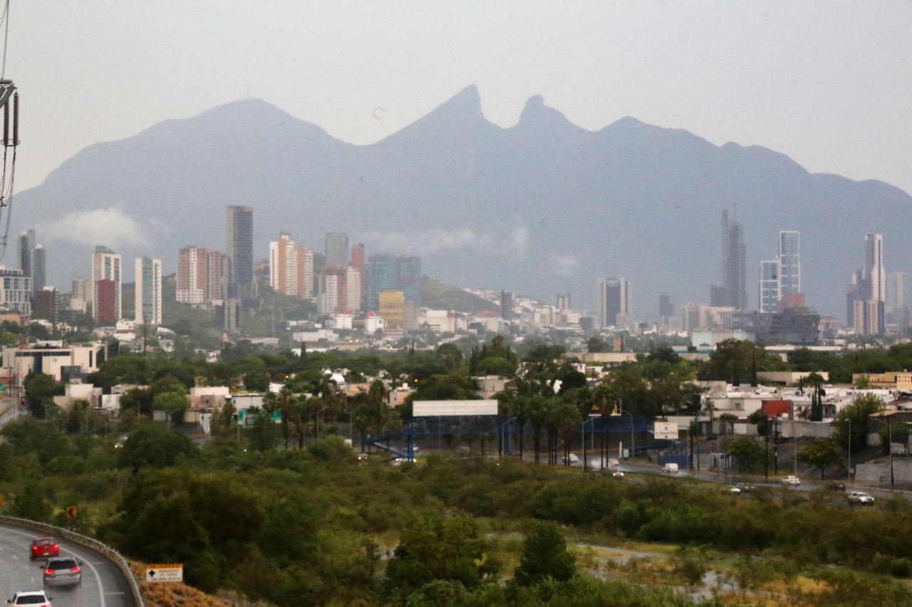 El brumoso panorama hacia el cerro de La Silla. (Foto: Raúl Palacios)