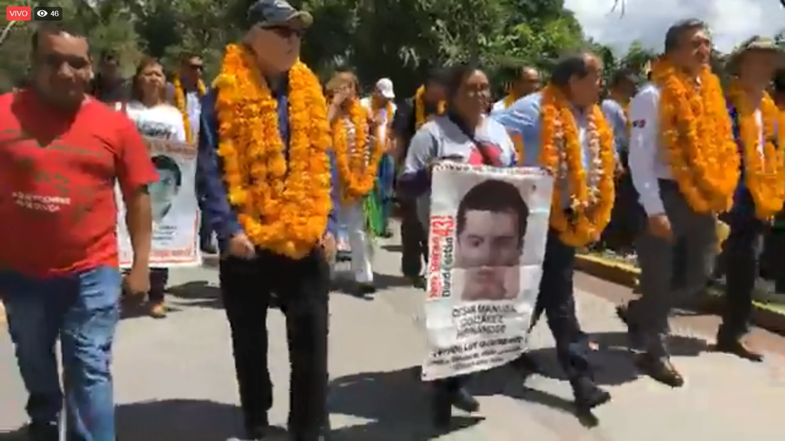 Los defensores de derechos humanos fueron recibidos con collares de flores por familiares de los estudiantes desaparecidos.