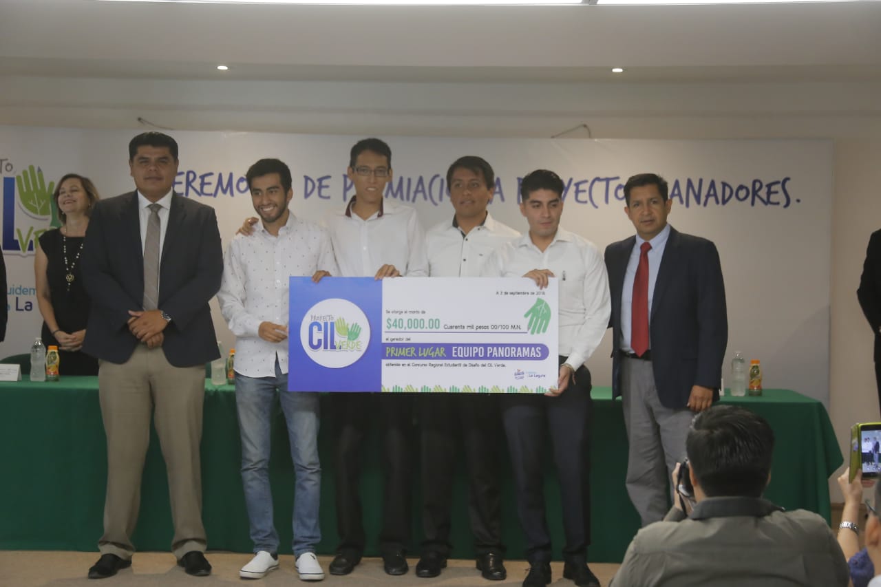 El equipo 'Panoramas' de la UJED, se hizo acreedor a un premio de 40 mil pesos. (Saúl González)