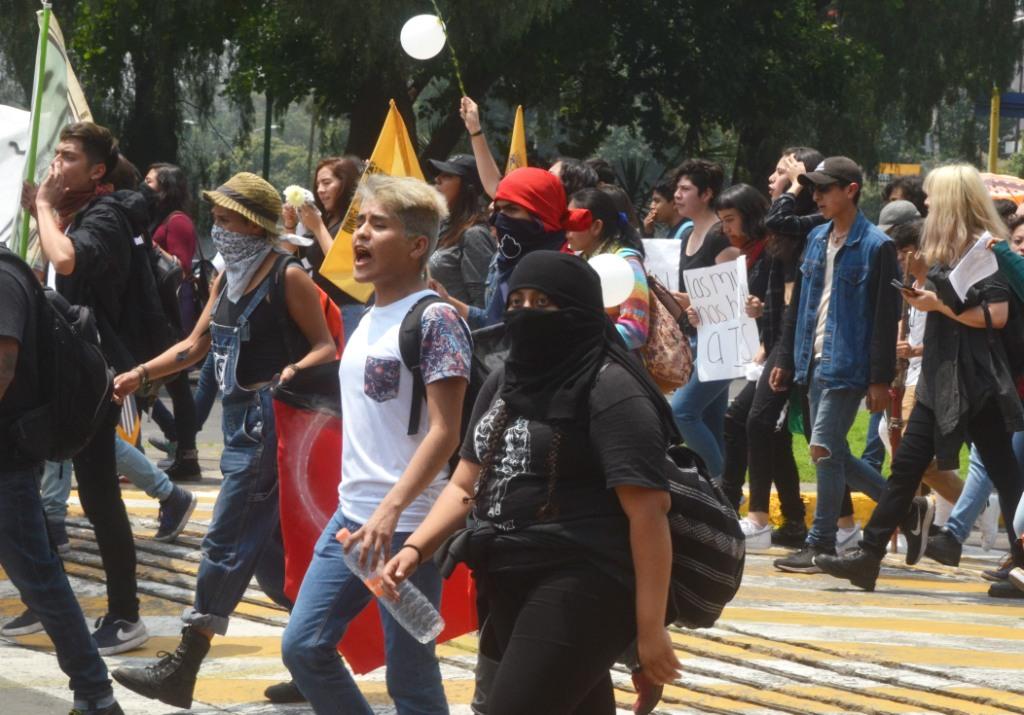 Estudiantes realizaban un mitin en la explanada de Rectoría cuando un grupo irrumpió con palos y piedras. (Cuartoscuro)