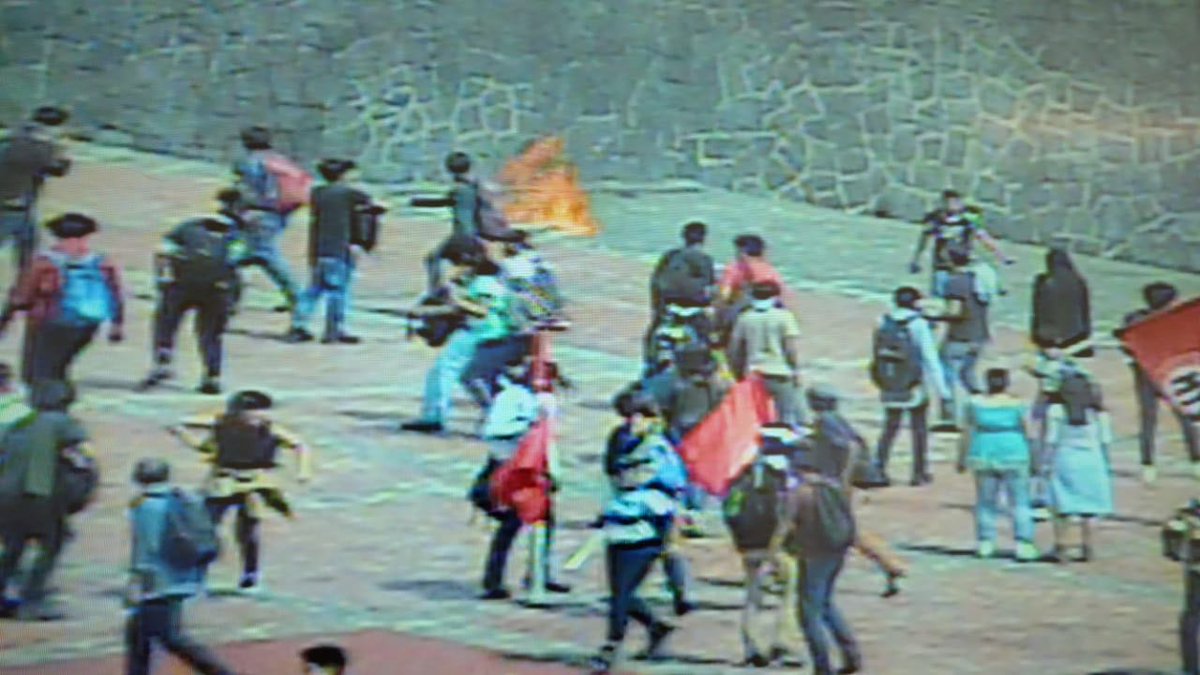 El grupo de jóvenes llegaron con palos para agredir a los estudiantes del CCh Azcapotzalco. (Twittter: @vialhermes)