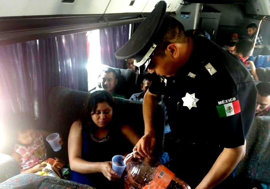 Hallan a 24 migrantes en camión de pasajeros; 10 son niños. (Especial)