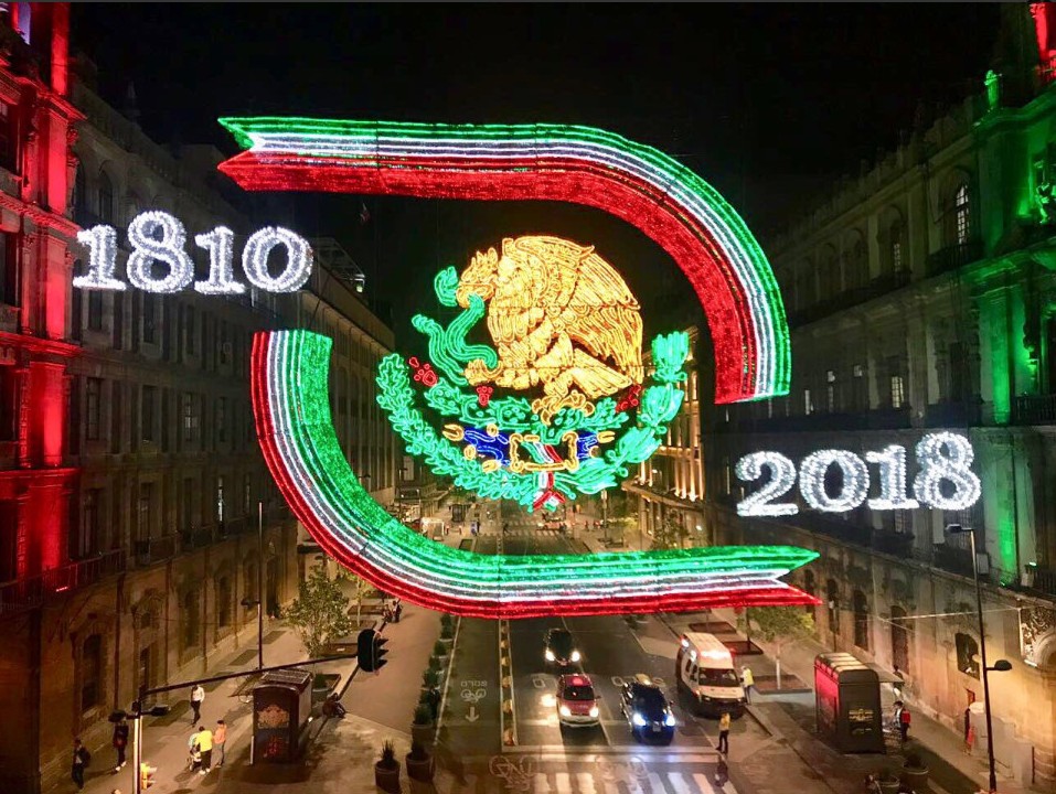 Parte de la iluminación en el Zócalo por las fiestas patrias. (Tomada de Twitter | @JSlomianski)