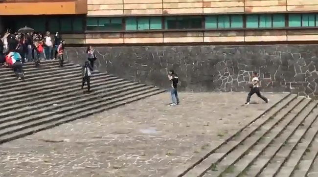 Jóvenes aventaban objetos hacia el contingente de estudiantes en la Rectoría de la UNAM.