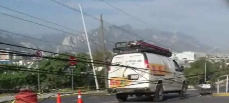 Además, cuatro lámparas de luminario público del sector resultaron dañadas tras el accidente. (Foto: Especial)
