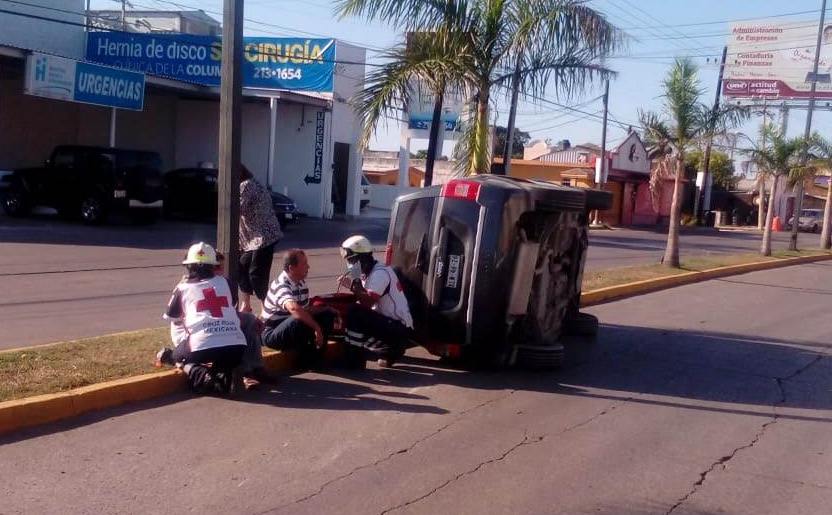 Paramédicos atienden a los heridos.