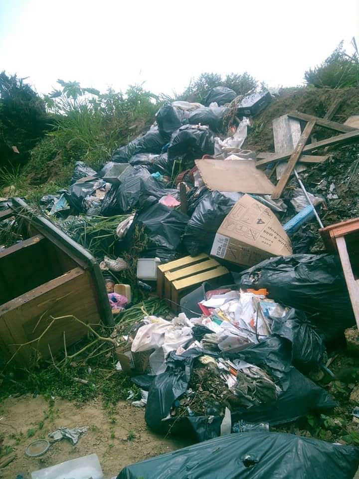 Tiran basura en drenes pluviales.