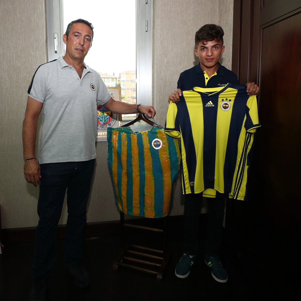 Aficionado del Fenerbahce realizó una playera con una bolsa de plástico (Twitter @Fenerbahce)