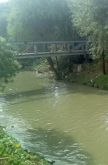 A la altura del parque El Chamizal, en El Moral, se reportó que las aguas del afluente estaban rojas   (Especial)