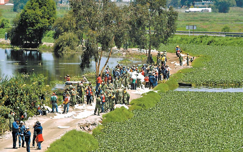 Autoridades de las comisiones de Agua nacional y estatal, así como militares, realizaron las maniobras. (Foto: Artemio Guerra)
