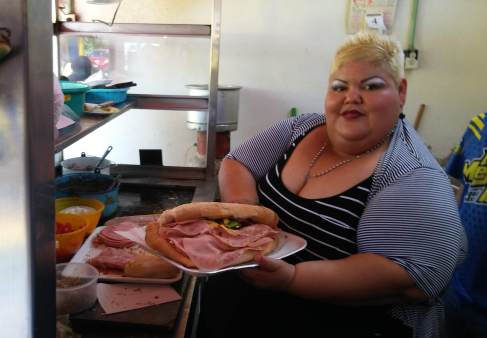 Celebran el Día de la Torta de la Barda con "La mamalona" en Tampico (Jesús Alberto García)