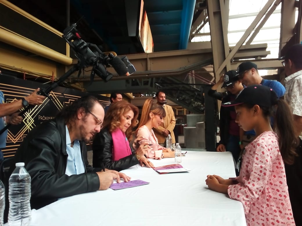 Firma de boletos de Fillippa Giordano, Fernando Delgadillo y Lupita Pineda. (Foto: Alfonso Manzano)