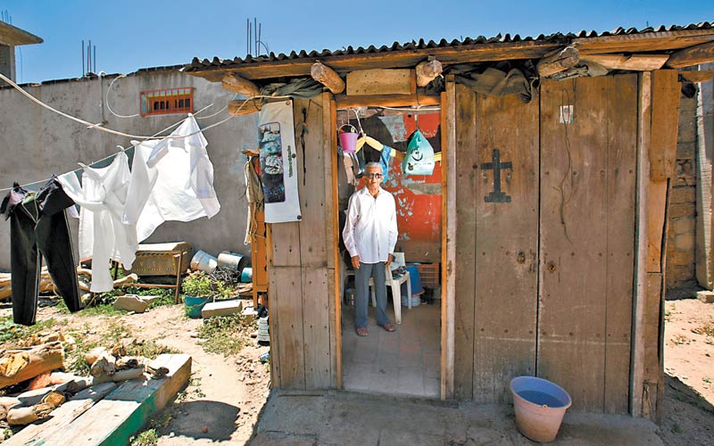 Juan Castillo, de 85 años, habilitó una casita de madera dentro del terreno que ocupaba el hogar que le heredó su madre. (Foto: Omar Franco)