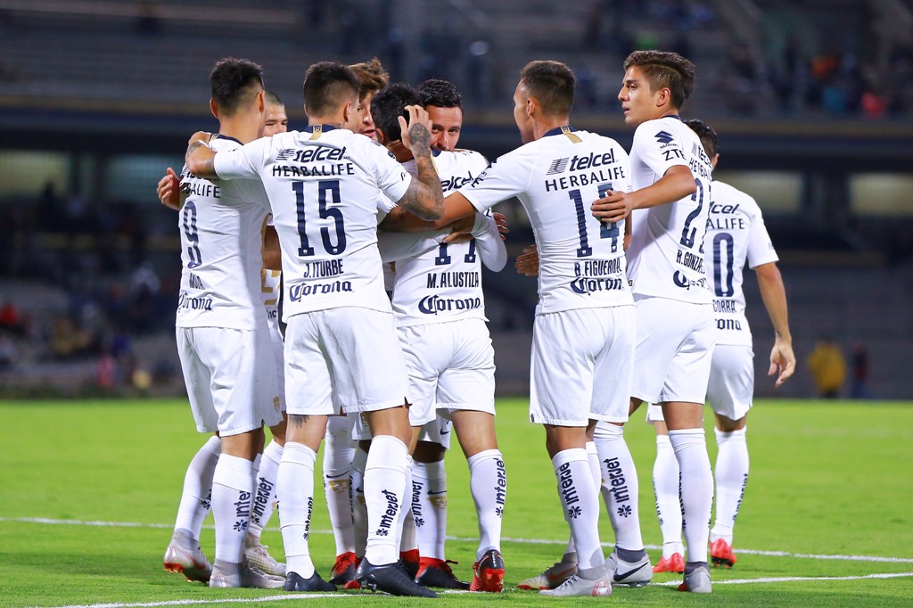 Jugadores de Pumas en festejo de gol (Imago7)