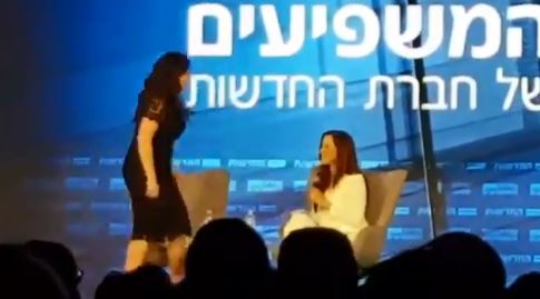 Lewinsky abandonó el escenario. (Twitter)