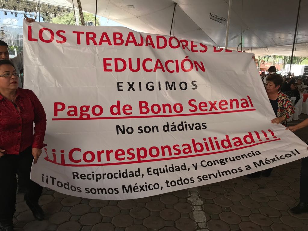 Protestan integrantes del SNTE Sección 31, piden bono sexenal. (Adolfo Tenahua)