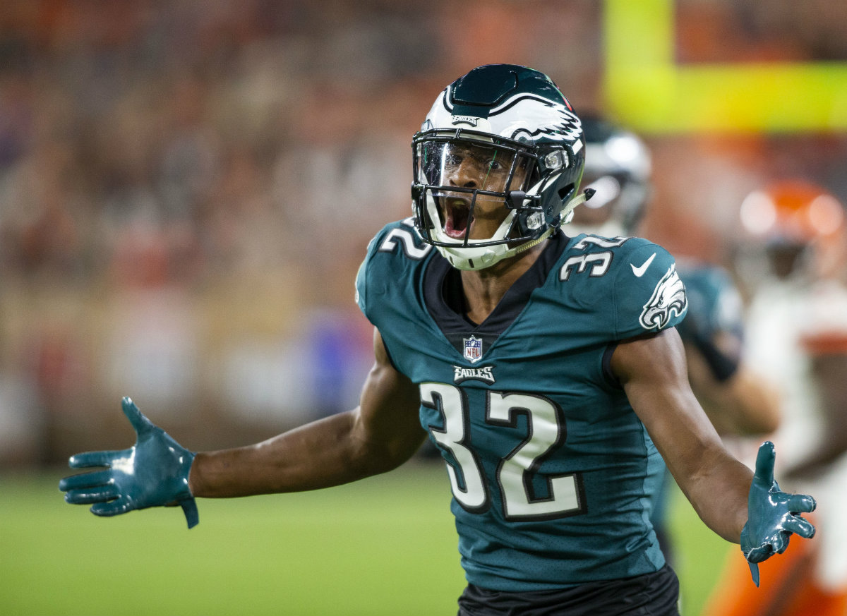 Rasul Douglas durante el partido de pretemporada entre Eagles y Browns (Reuters)