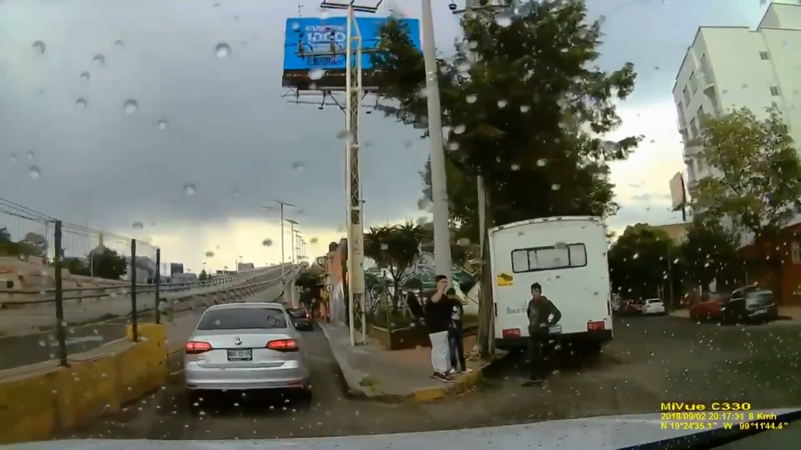 En redes sospechan que los tres jóvenes parados en la esquina son los que intentaron asaltar a los tripulantes del automóvil.