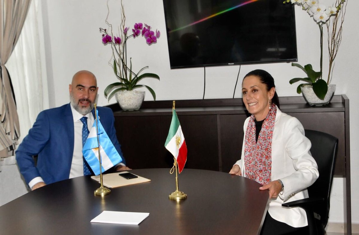 Sheinbaum durante su reunión con el embajador de Argentina en México, Doctor Ezequiel Sabor. (Twitter: @Claudiashein)