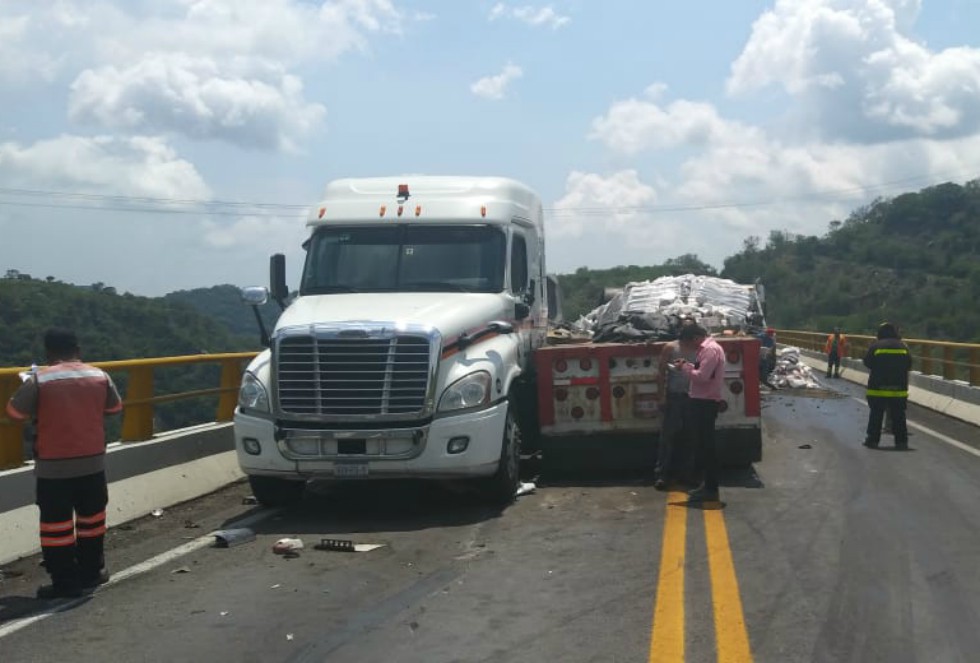 Los vehículos siniestrados obstruyeron el paso en ambos carriles de la autopista. (Cortesía)