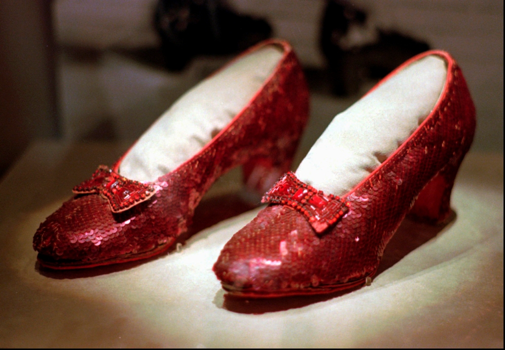 Zapatillas robadas de Dorothy, de el 'Mago de Oz'. (AP)