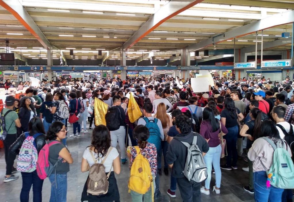 Alumnos de la FES Acatlán llegan con pancartas al Metro Toreo. (Arturo Fernández)