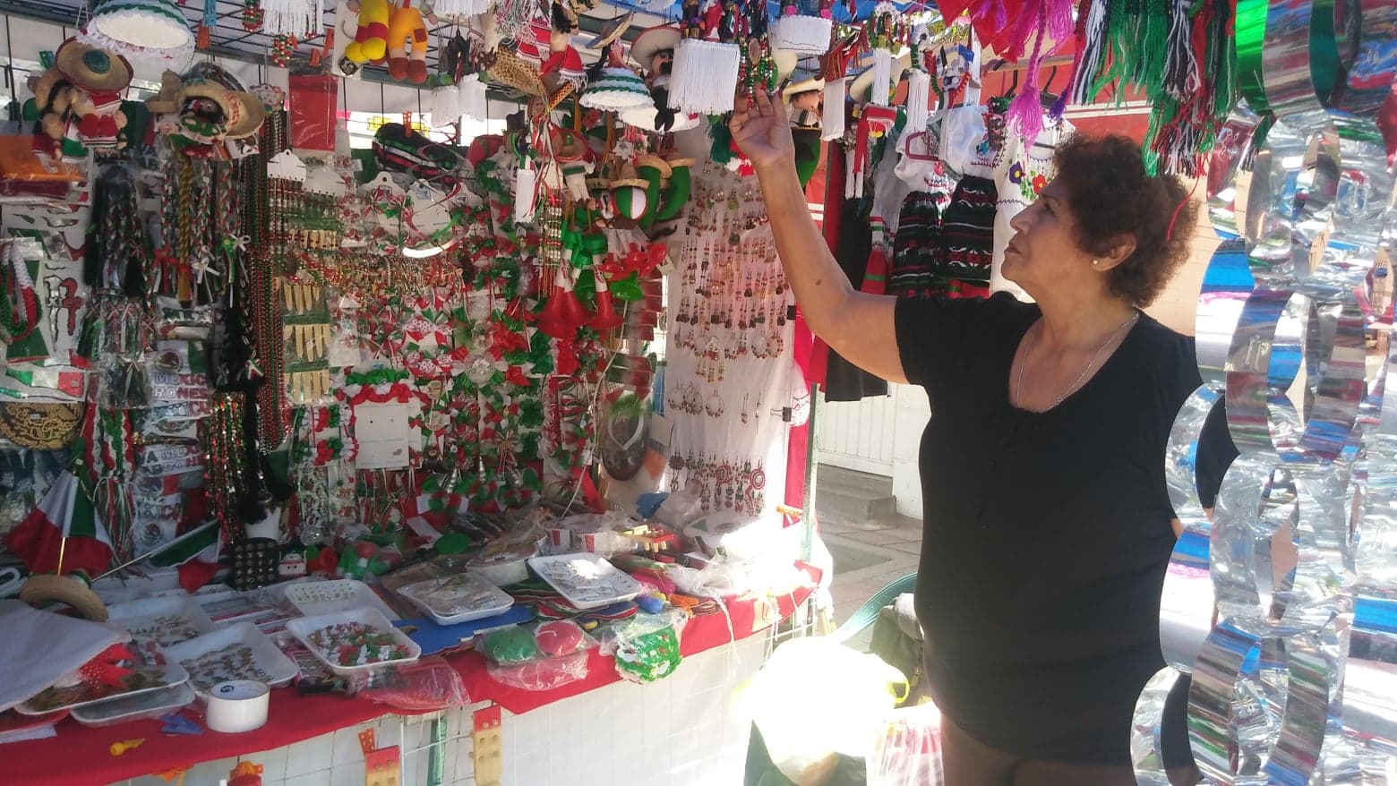 Desde banderas hasta pestañas postizas con los colores patrios se venden en este puesto. (Isis Rábago)