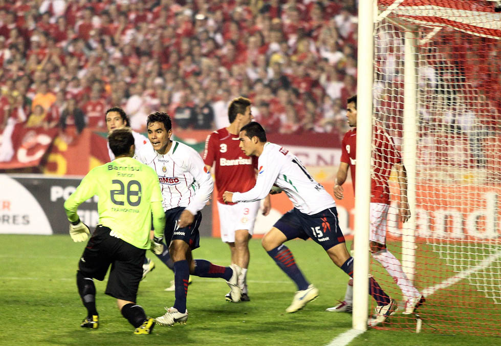 Las Chivas del Chepo de la Torre ganaba en Morumbí, silenciaba uno de los templos mundiales del futbol (Mexsport)