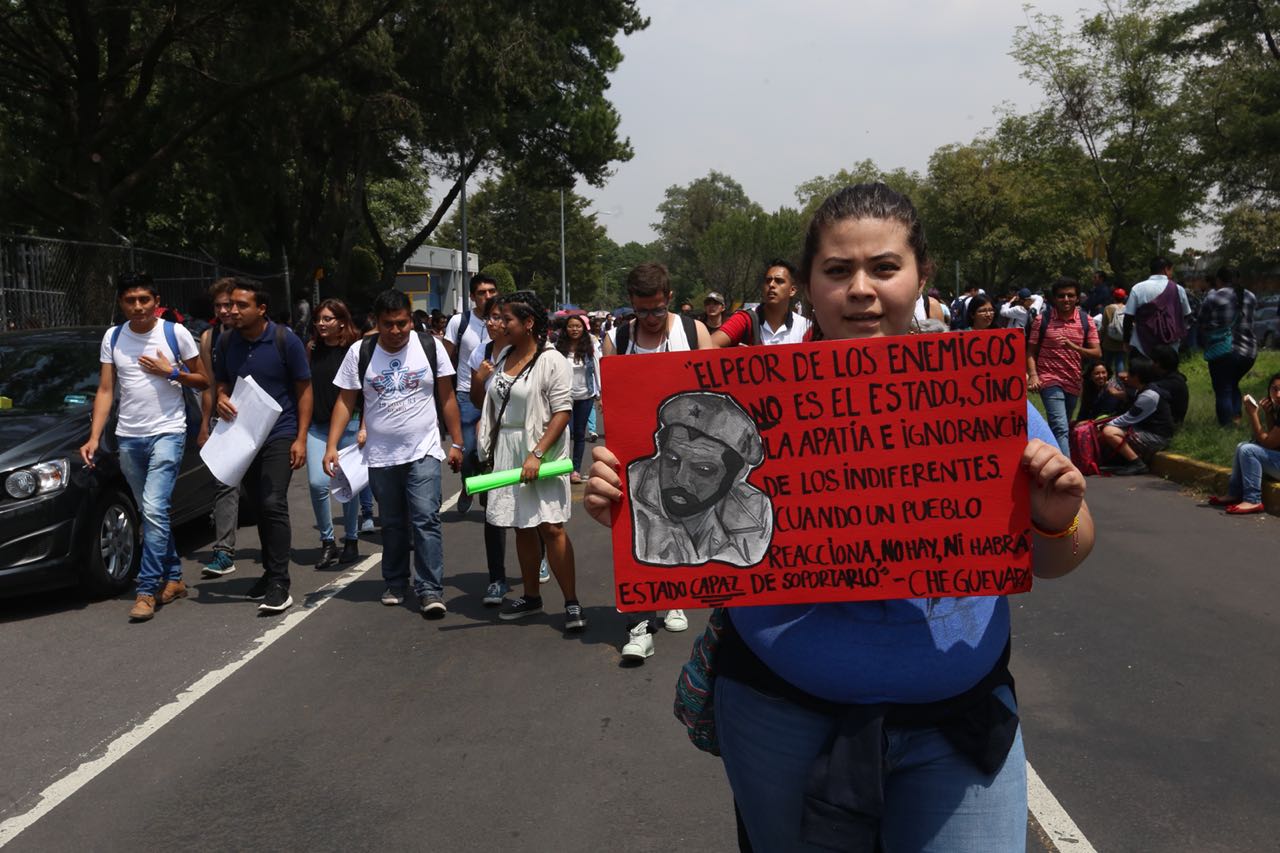 Los alumnos lanzan arengas como ¡Goyas! Y ¡Fuera porros de la UNAM! (Nelly Salas)