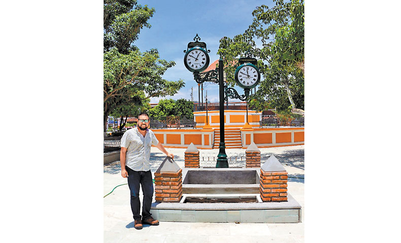 El primer reloj tiene la hora actual; el segundo, la del terremoto. (Especial)
