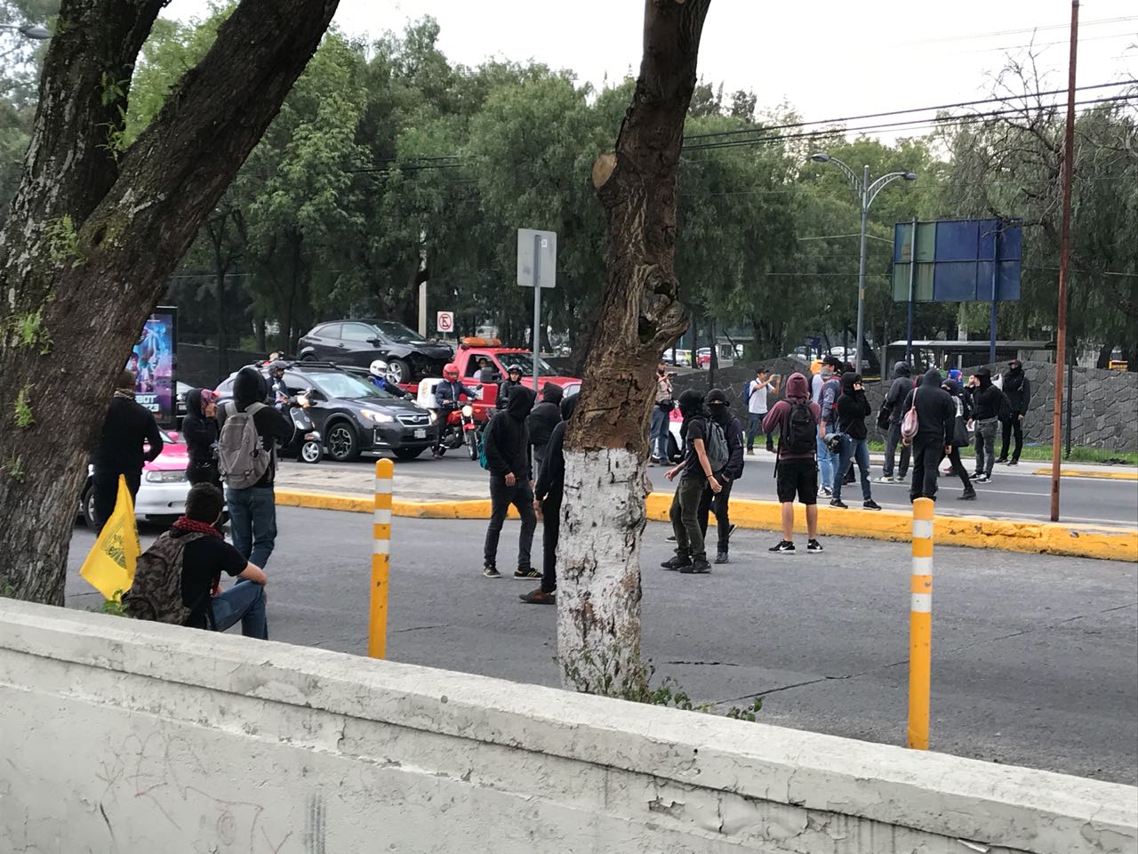 Encapuchados, que se identifican como anarquistas en Ciudad Universitaria, bloquearon la Avenida Insurgentes Sur. (Especial)