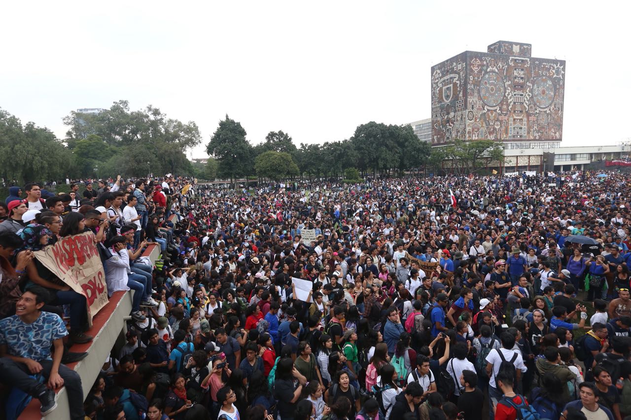 Los estudiantes leyeron el pliego petitorio, en el que exigen que no haya más comunicados sino acciones contra la violencia. Nelly Salas