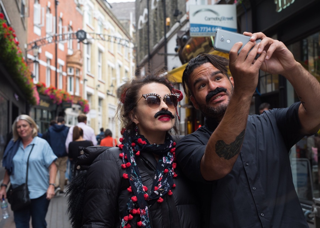 Fans recuerdan a Freddie Mercury. (Twitter: @CarnabyLondon)