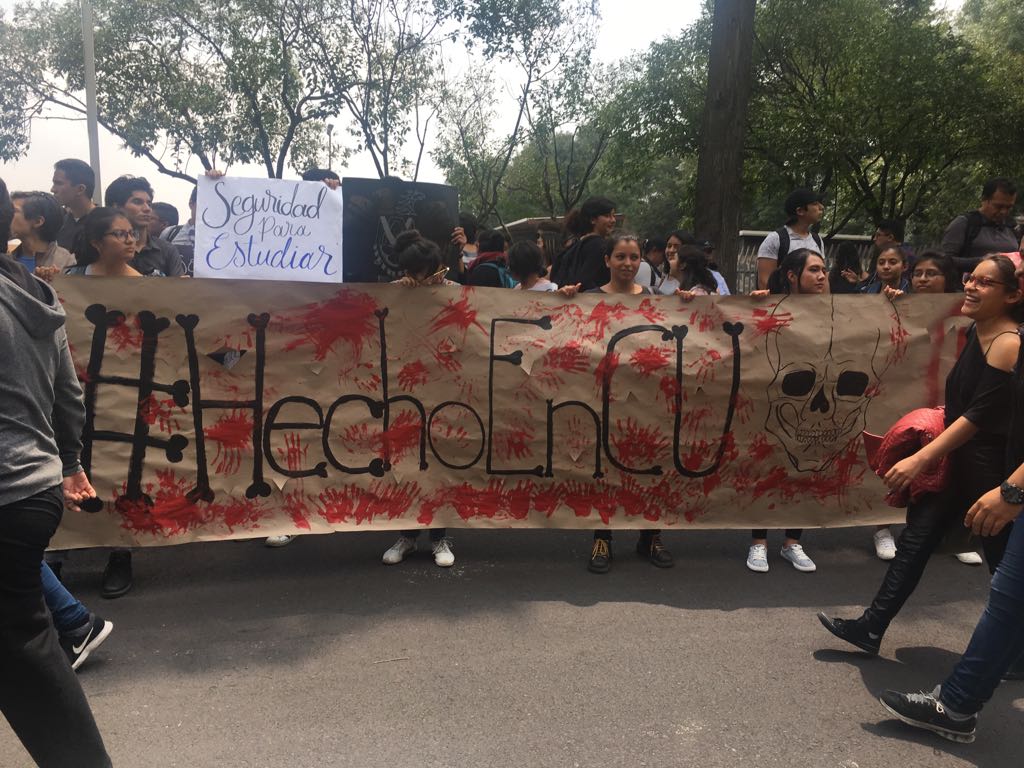 Con el grito ¡fuera porros de la UNAM!, los alumnos llegan al circuito Investigación Científica. (Twitter @ElRhubo)