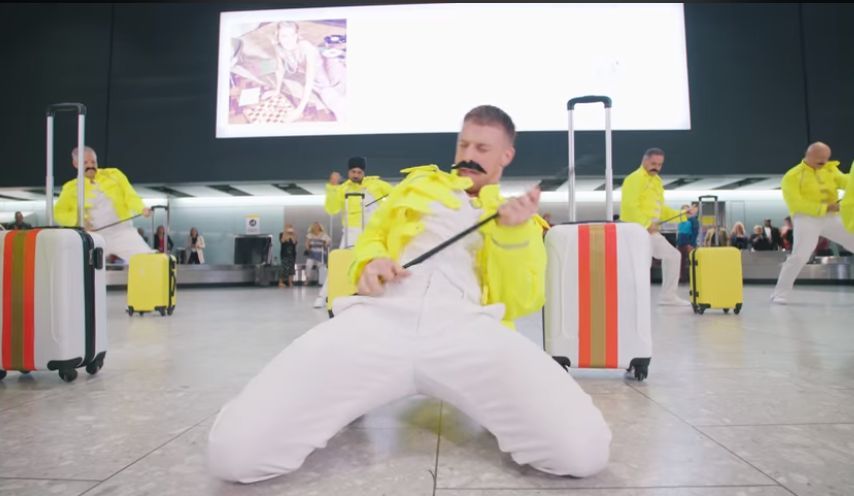 Homenaje a Feddie Mercury en el aeropuerto de Heathrow. (Foto: Captura de pantalla de YouTube)