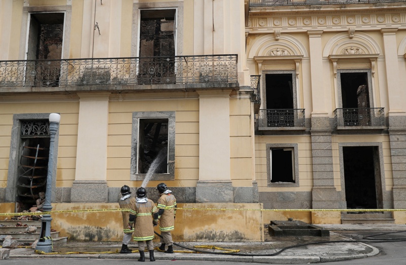 Un incendio destruyó el domingo el Museo Nacional, un edificio histórico que carecía de un sistema de rociadores hídricos y tenía años de abandono fin